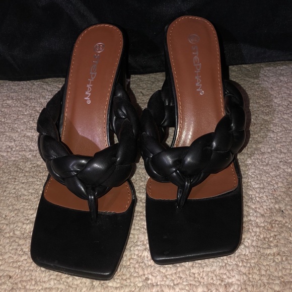 Wide Toe Heels - Picture 3 of 3